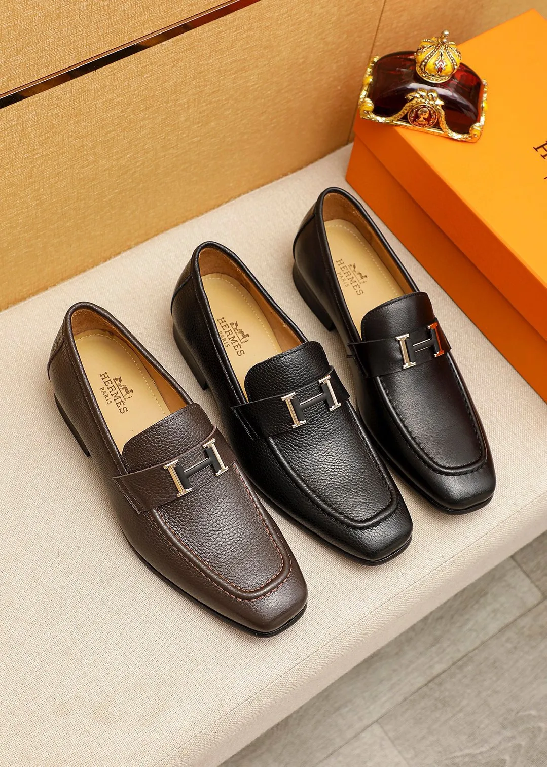 Men's shoes 💰460 💐 Product trademark: HERMES "Hermès" casual leather shoes Regular size: 38-44 (45.46🉑️customized) Product materials: Selected imported first-layer pebbled calfskin upper + luxury hardware buckle, imported water-dyed 🐂 cowhide lining. Strong three-dimensional visual effect, combined outsole Color: 2⃣️seed leather materials optional